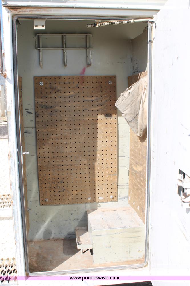 image for item L4268 2000 International 4800 bucket truck