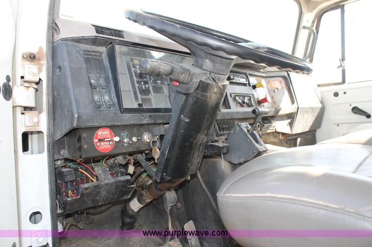 image for item L4268 2000 International 4800 bucket truck