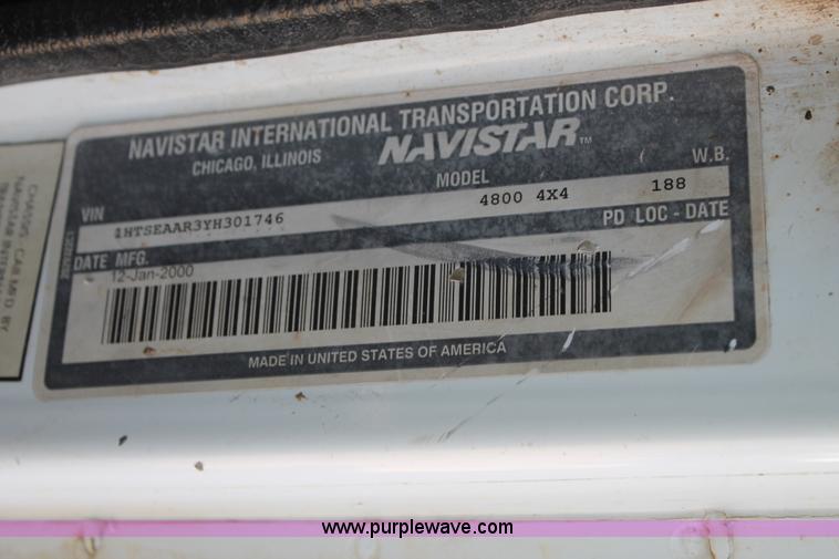 image for item L4268 2000 International 4800 bucket truck