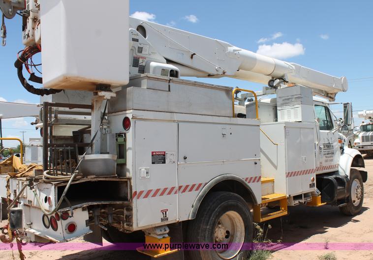 image for item L4285 2002 International 4800 bucket truck