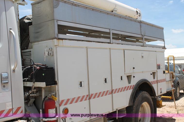 image for item L4285 2002 International 4800 bucket truck