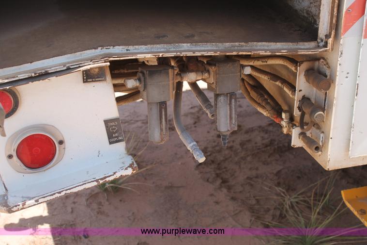 image for item L4285 2002 International 4800 bucket truck