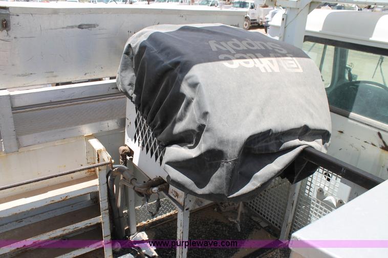 image for item L4285 2002 International 4800 bucket truck