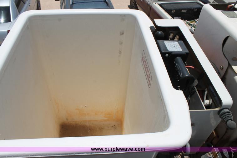 image for item L4285 2002 International 4800 bucket truck