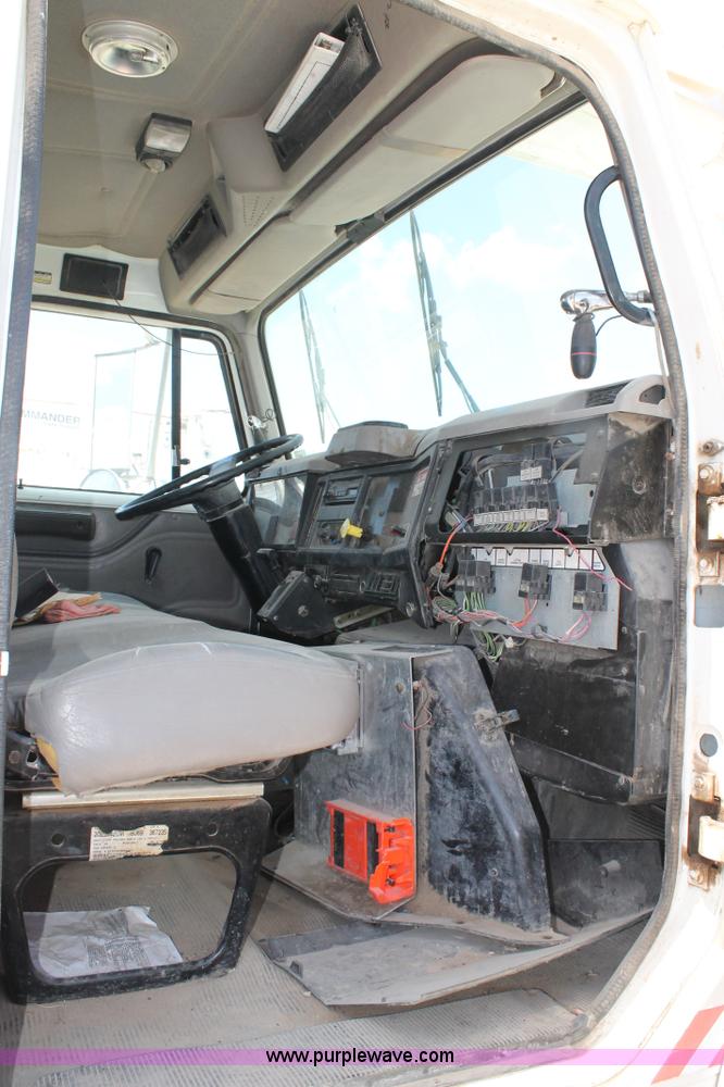 image for item L4285 2002 International 4800 bucket truck