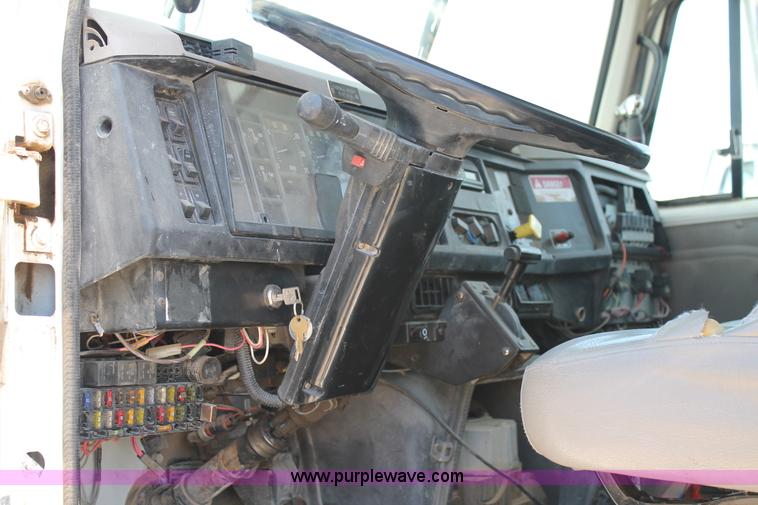 image for item L4285 2002 International 4800 bucket truck