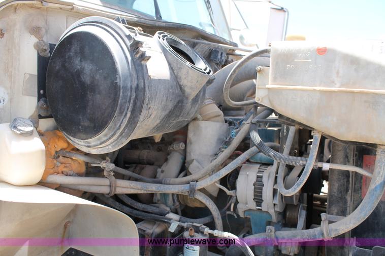 image for item L4285 2002 International 4800 bucket truck