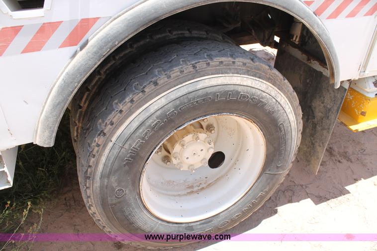 image for item L4285 2002 International 4800 bucket truck