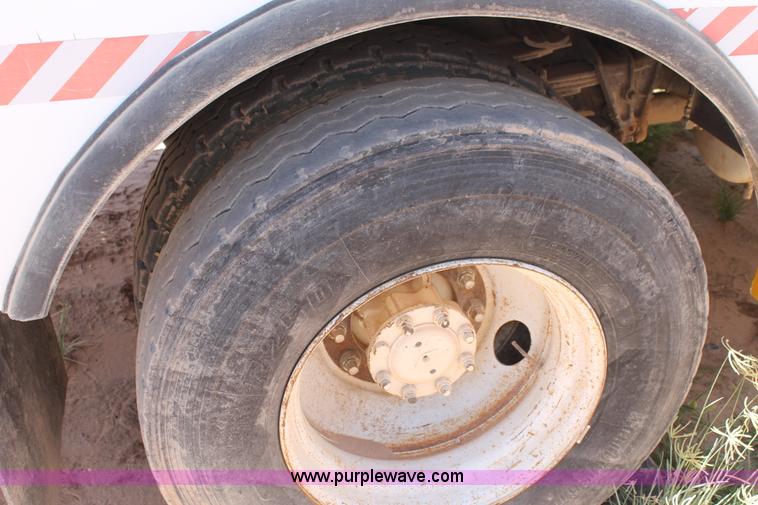 image for item L4285 2002 International 4800 bucket truck