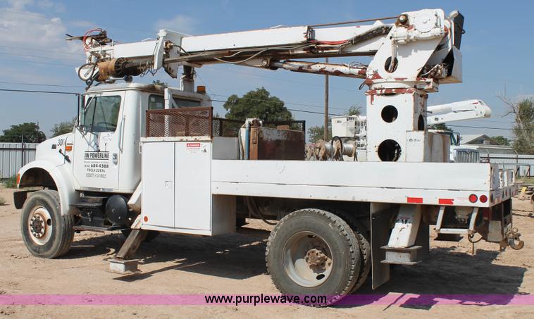image for item L4428 2001 International 4800 bucket truck