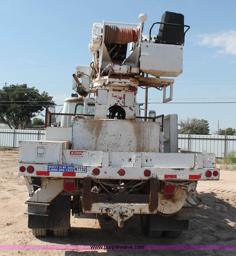 image for item L4428 2001 International 4800 bucket truck