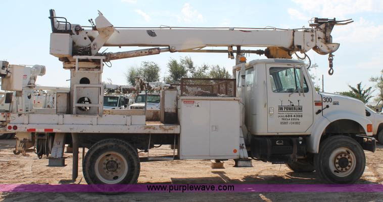 image for item L4428 2001 International 4800 bucket truck