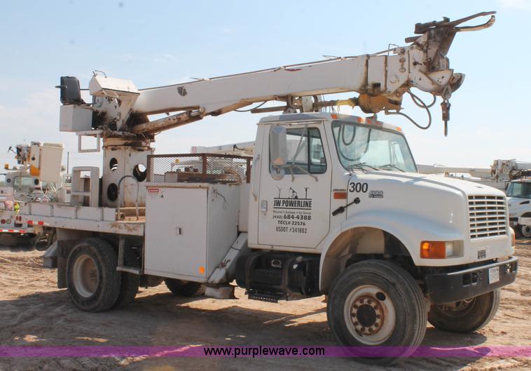 image for item L4428 2001 International 4800 bucket truck