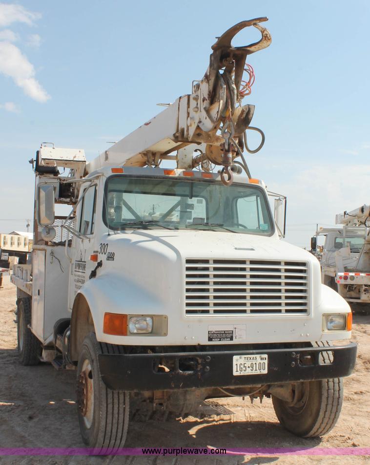 image for item L4428 2001 International 4800 bucket truck