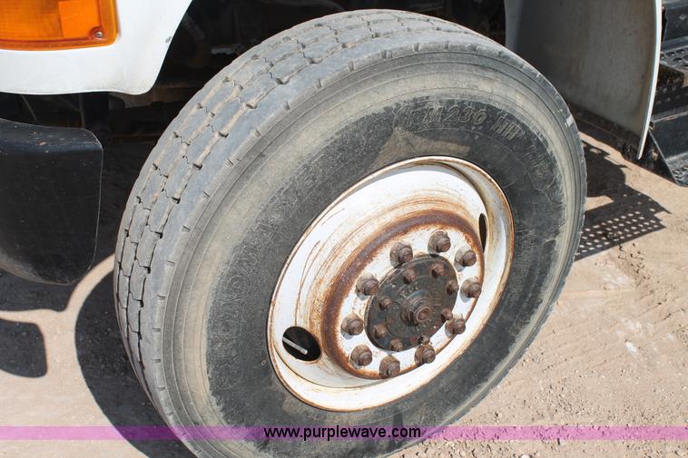 image for item L4428 2001 International 4800 bucket truck