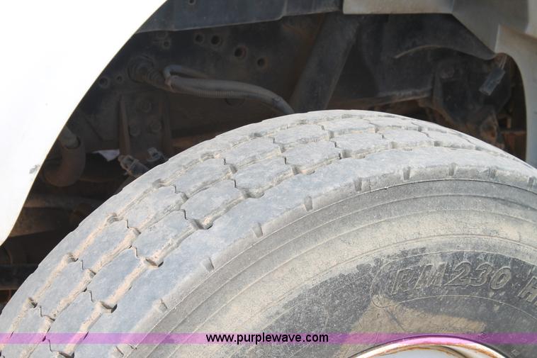 image for item L4428 2001 International 4800 bucket truck