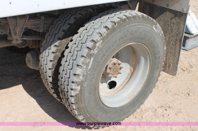 image for item L4428 2001 International 4800 bucket truck