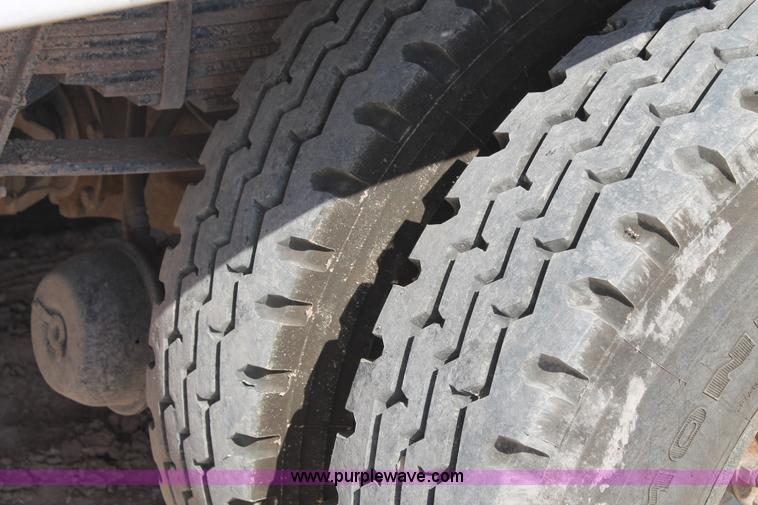 image for item L4428 2001 International 4800 bucket truck