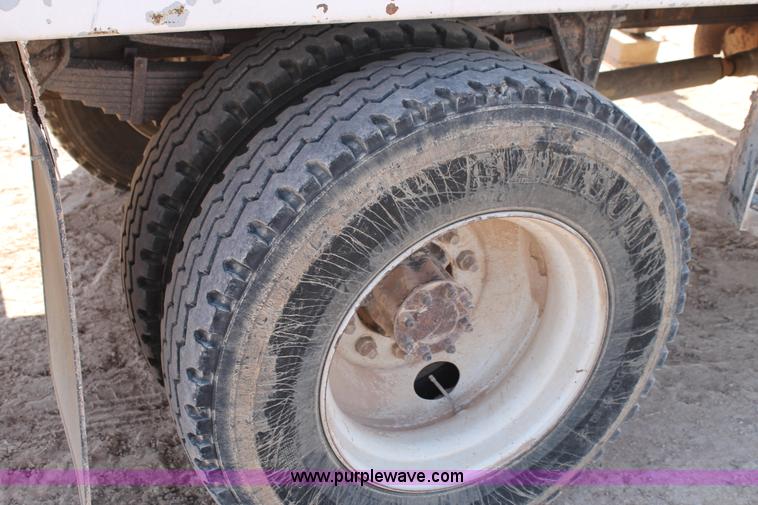 image for item L4428 2001 International 4800 bucket truck