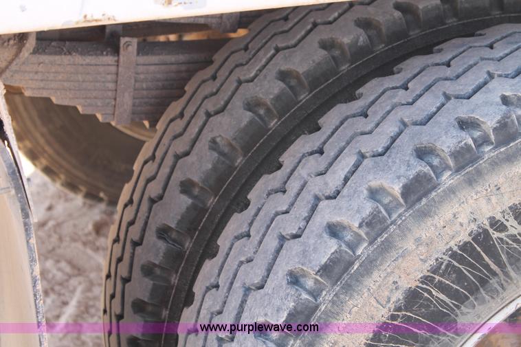 image for item L4428 2001 International 4800 bucket truck