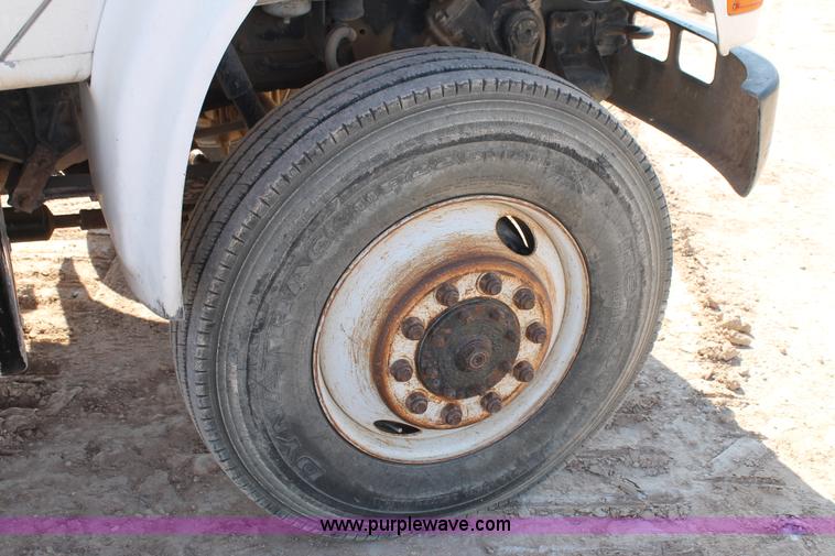 image for item L4428 2001 International 4800 bucket truck