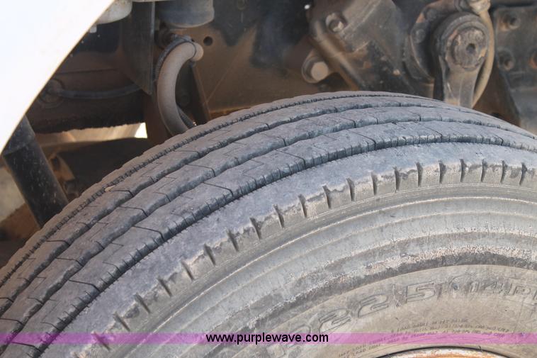 image for item L4428 2001 International 4800 bucket truck