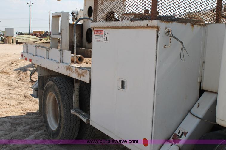 image for item L4428 2001 International 4800 bucket truck