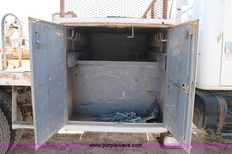 image for item L4428 2001 International 4800 bucket truck