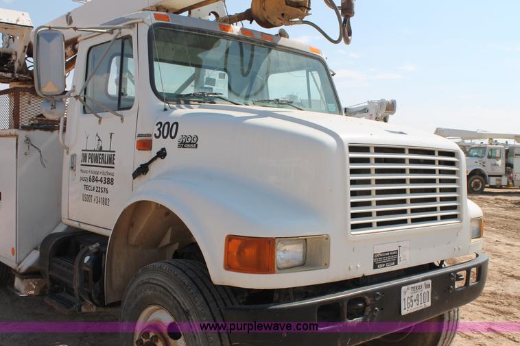 image for item L4428 2001 International 4800 bucket truck