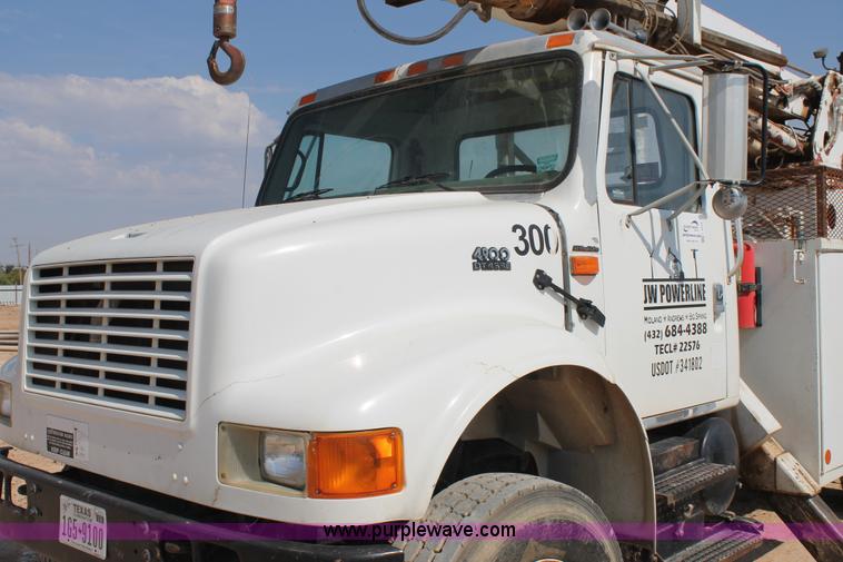 image for item L4428 2001 International 4800 bucket truck