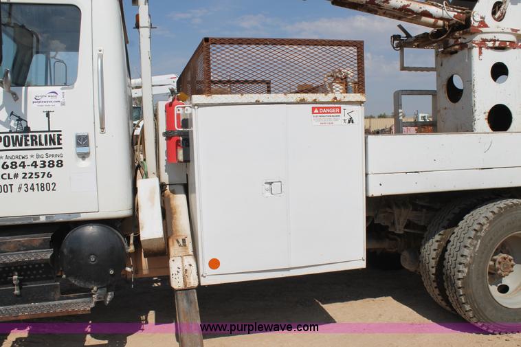 image for item L4428 2001 International 4800 bucket truck