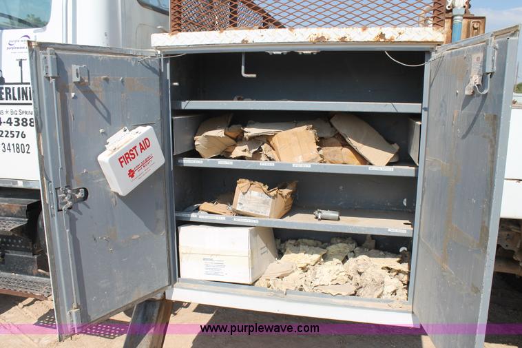 image for item L4428 2001 International 4800 bucket truck