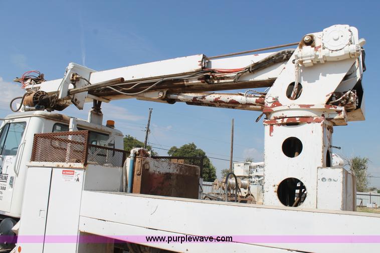 image for item L4428 2001 International 4800 bucket truck