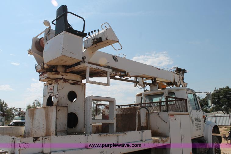 image for item L4428 2001 International 4800 bucket truck