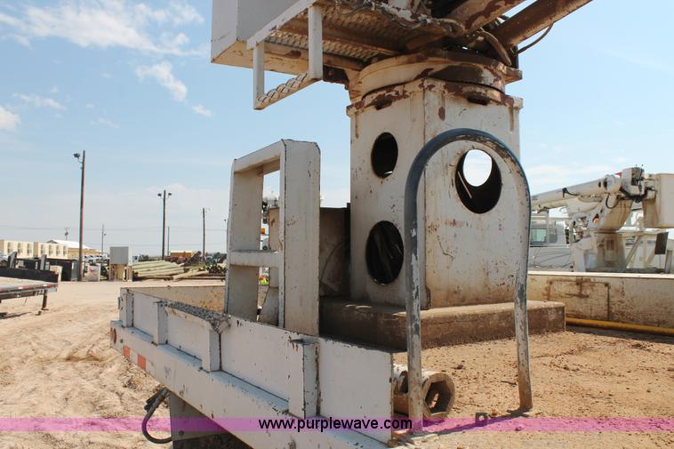 image for item L4428 2001 International 4800 bucket truck