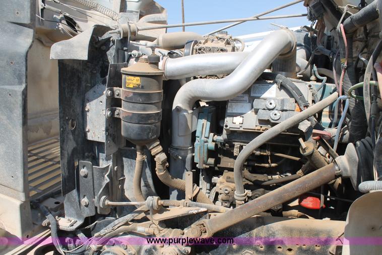 image for item L4428 2001 International 4800 bucket truck