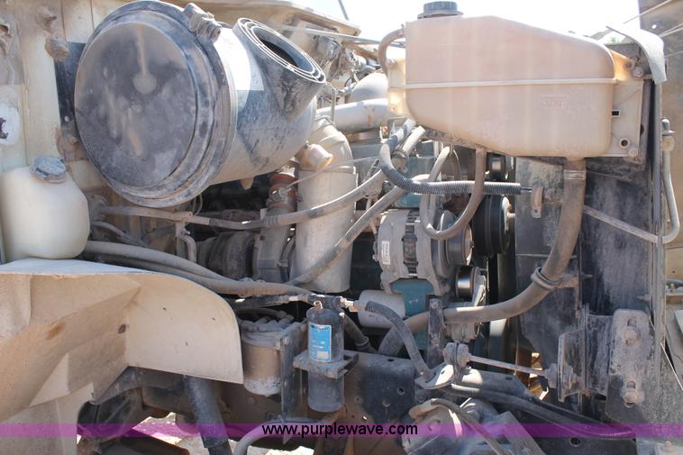 image for item L4428 2001 International 4800 bucket truck