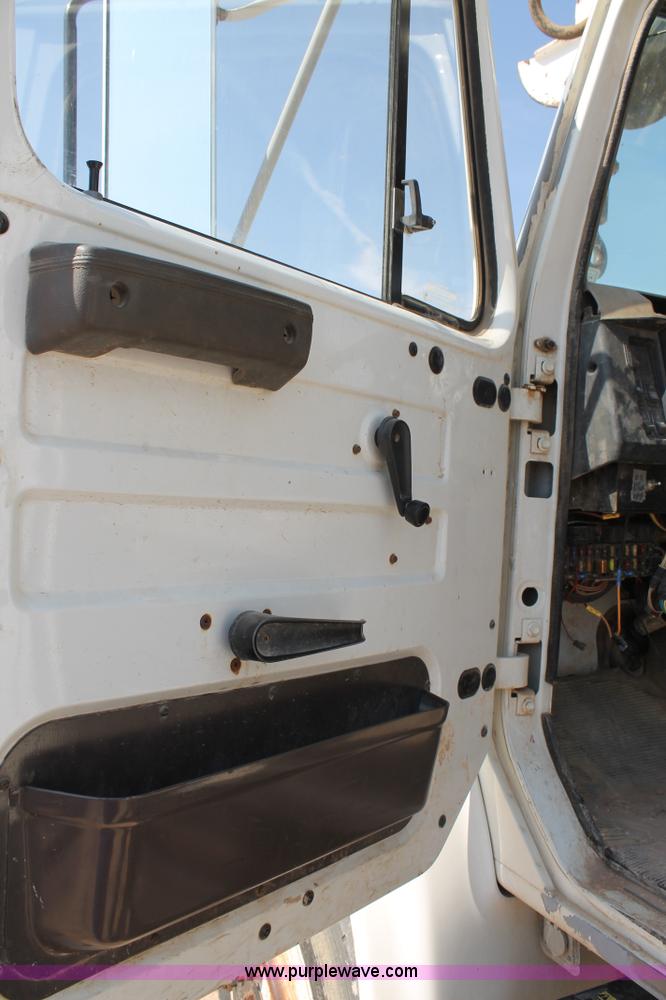 image for item L4428 2001 International 4800 bucket truck