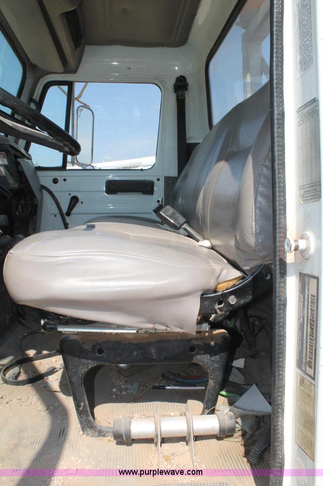 image for item L4428 2001 International 4800 bucket truck