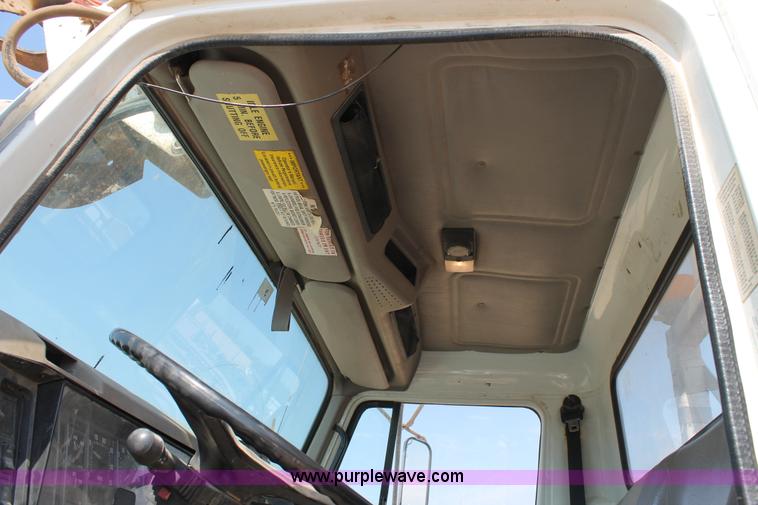 image for item L4428 2001 International 4800 bucket truck