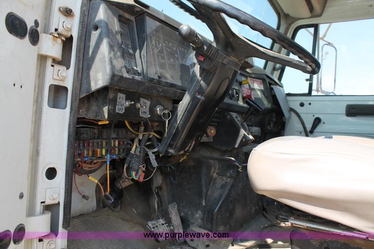 image for item L4428 2001 International 4800 bucket truck