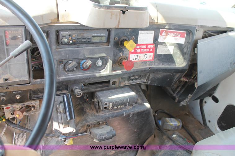 image for item L4428 2001 International 4800 bucket truck