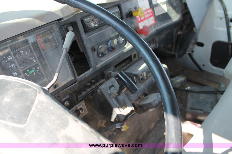 image for item L4428 2001 International 4800 bucket truck