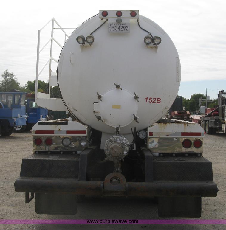 image for item L6409 2005 Sterling L9500 vacuum tank truck