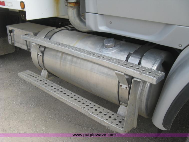 image for item L6409 2005 Sterling L9500 vacuum tank truck