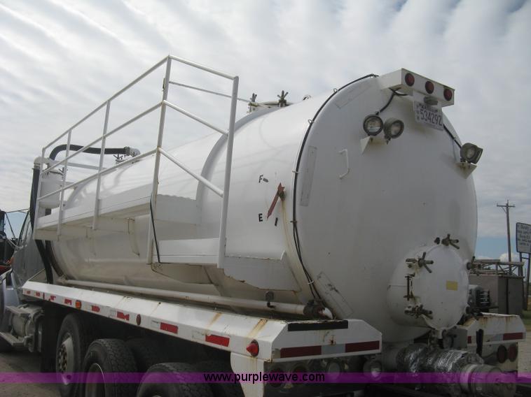 image for item L6409 2005 Sterling L9500 vacuum tank truck