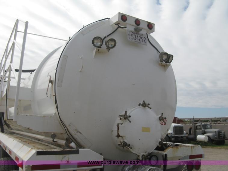 image for item L6409 2005 Sterling L9500 vacuum tank truck