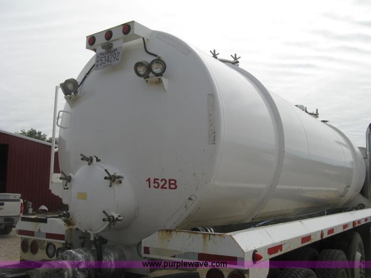 image for item L6409 2005 Sterling L9500 vacuum tank truck