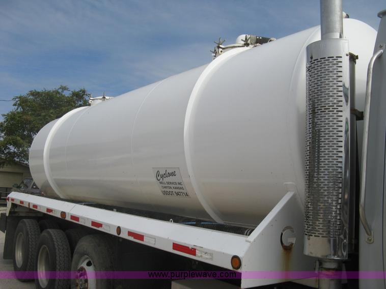 image for item L6409 2005 Sterling L9500 vacuum tank truck