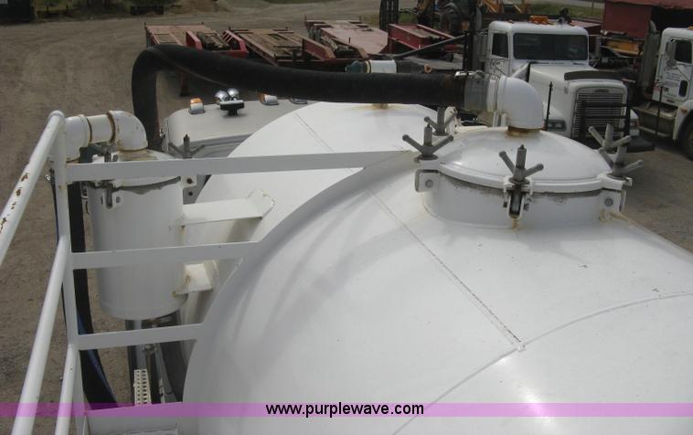 image for item L6409 2005 Sterling L9500 vacuum tank truck